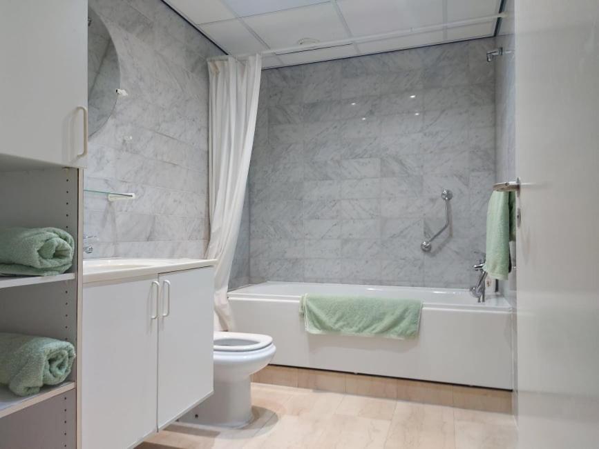 Central One Bed Apartment, Sleeps 4 With Roof Top Pool. Gibraltar Exterior foto