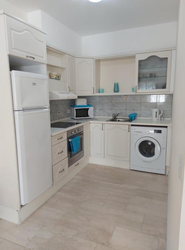 Central One Bed Apartment, Sleeps 4 With Roof Top Pool. Gibraltar Exterior foto
